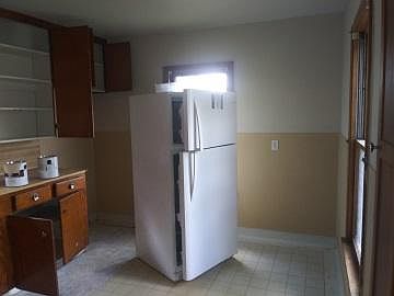 3rd image of 906 W Yoakum Ave