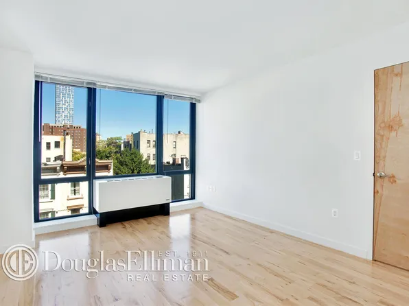 1595 Lexington Avenue image 1 of 9