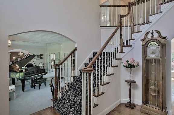 5th image of 46 Tanglewood Dr