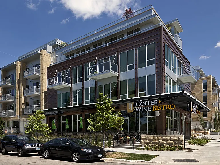 1800 Lake Apartments — Photo 2