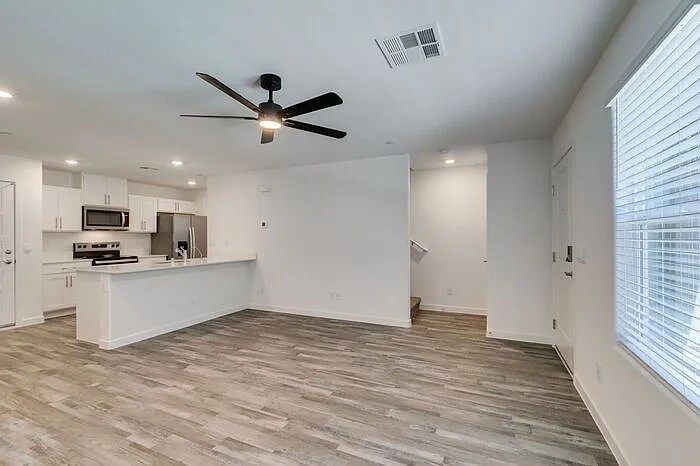 3 bed, 2.5 bath, 1309 sqft, $2,019 — Photo 3
