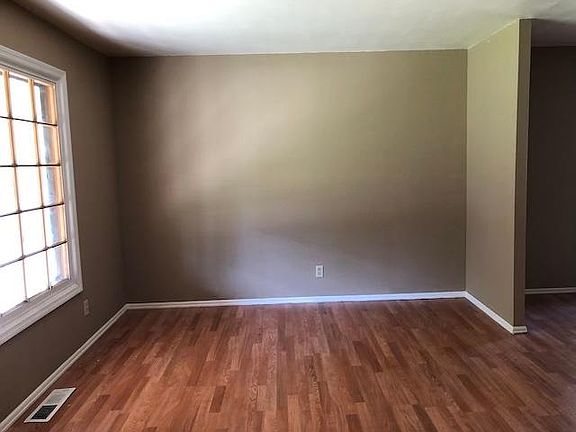 3rd image of 11970 Rollingsford Dr