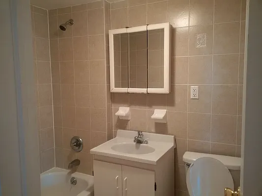 Rented by Halvatzis Realty | media 6