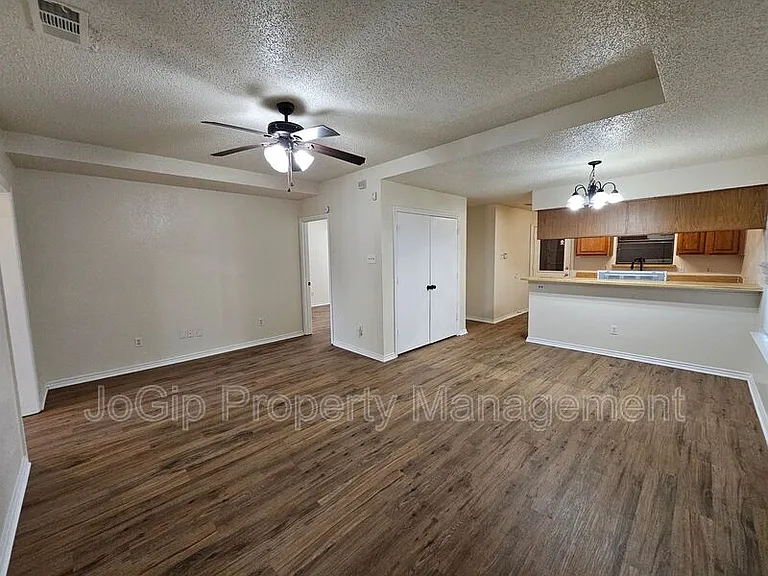 311 Bryant Ln — Photo 3