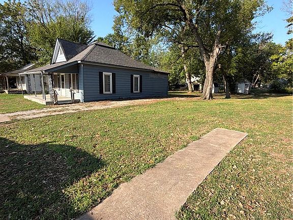 2nd image of 216 N 4th St