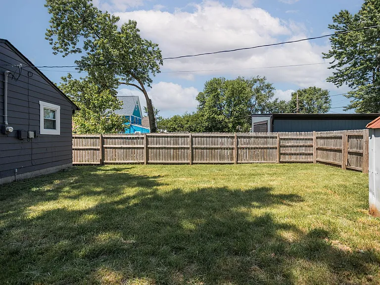 2210 Pleasant St — Photo 5