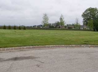 32 Canterbury Ct, Fairbury, IL 61739