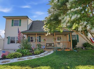 31 Narcissus Ln, Levittown, PA 19054