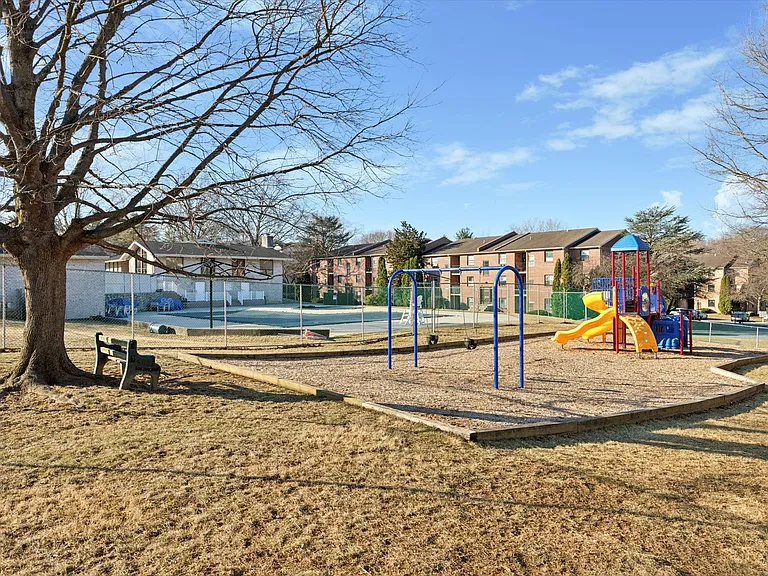 2402 Pond View Dr — Photo 19