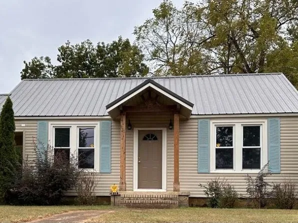 910 2nd St, Tuscumbia, AL 35674