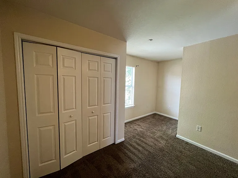 1028 Anniston Ct — Photo 10