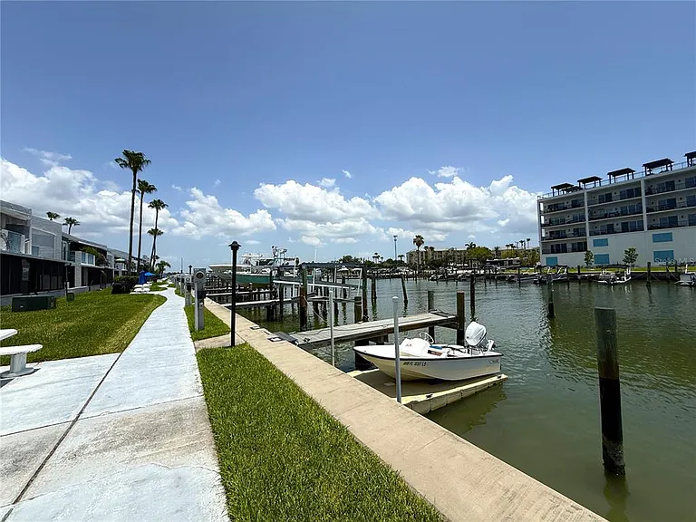 201 Medallion Blvd #D — Photo 22