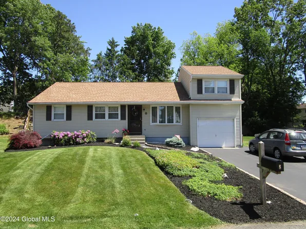 8 Mason Court, Loudonville, NY 12211
