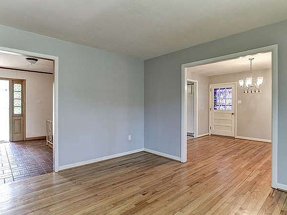 Living looking to dining rm