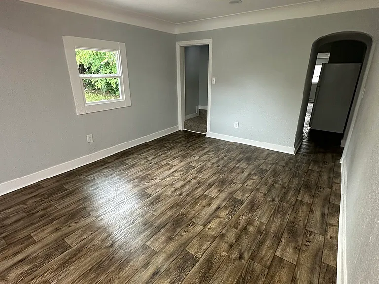 5088 Queens Ave — Photo 2