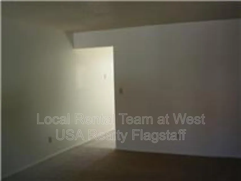 2219 E Dortha Ave #6 — Photo 4