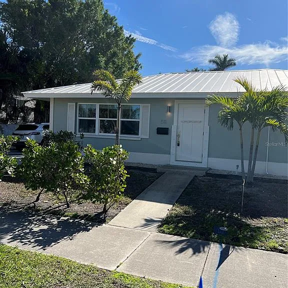 511 W Retta Esplanade — Photo 1