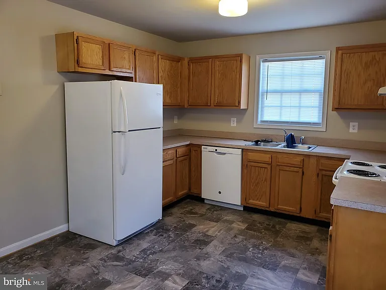 184 Aberdeen Dr — Photo 2