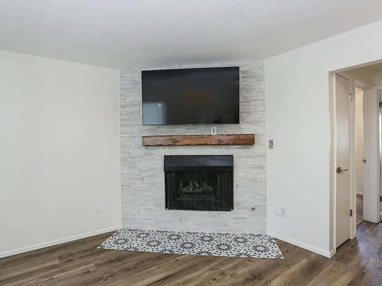 412 S Main St #223 — Photo 2