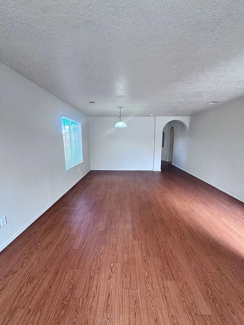 4 bed 2 bath home- New Carpet! — Photo 2