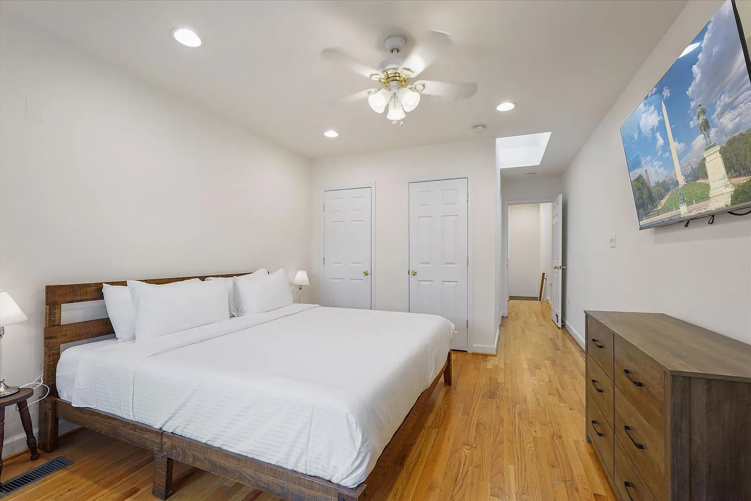 3 bed, 2.5 bath, 25833 sqft, $6,304 — Photo 4
