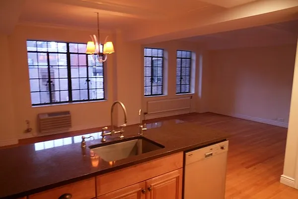 Rented by City Connections Realty | media 19