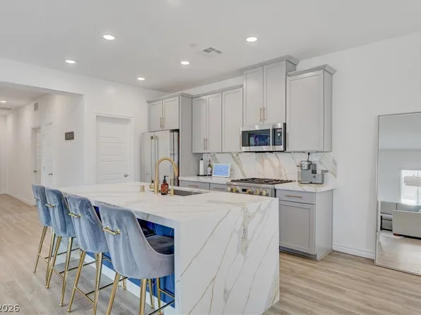 600 N Carriage Hill Dr #2084, Las Vegas, NV 89138