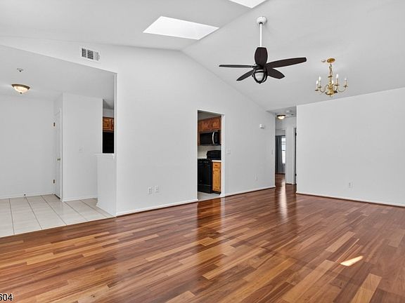 3rd image of 252 Potomac Dr