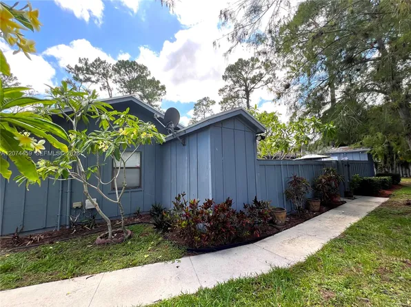 1077 Goldenrod Rd, Wellington, FL 33414
