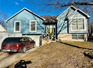 6819 N Lydia Ave, Gladstone, MO 64118