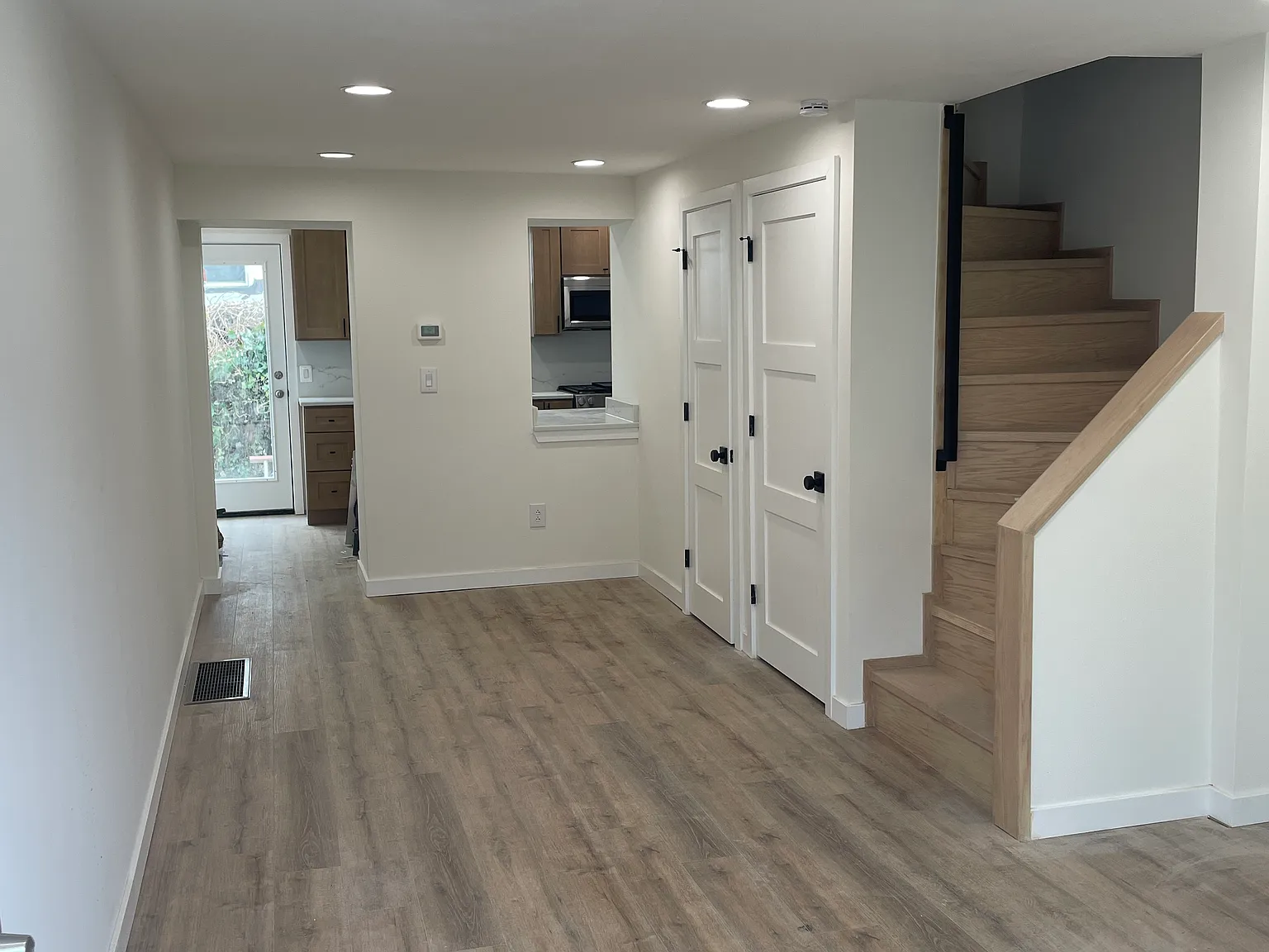 3 bed, 1.5 bath, 1100 sqft, $2,400 — Photo 2