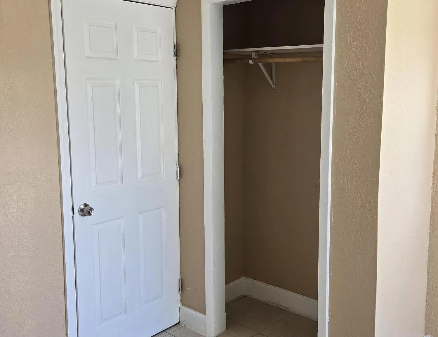 1 bed, 1.0 bath, 200 sqft, $1,000 — Photo 2