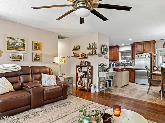 4th image of 656 Dwight Ln