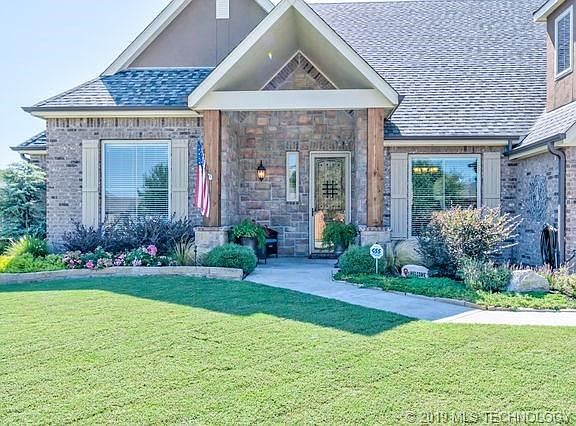 Professional landscaping - large covered patio!