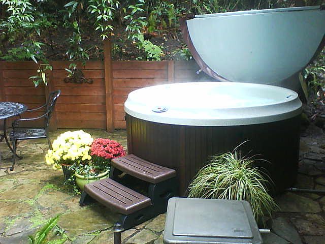 Rock patio, Jacuzzi hot tub