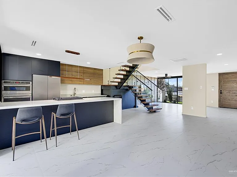 1406 S 7th Ave — Photo 8