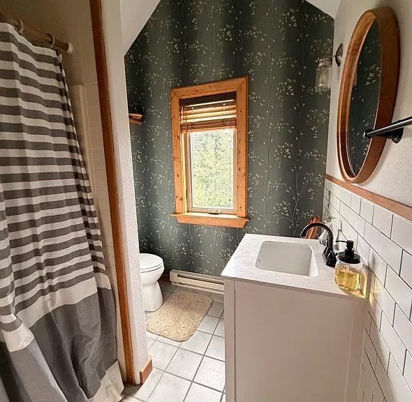 Upstairs bathroom. Shower.