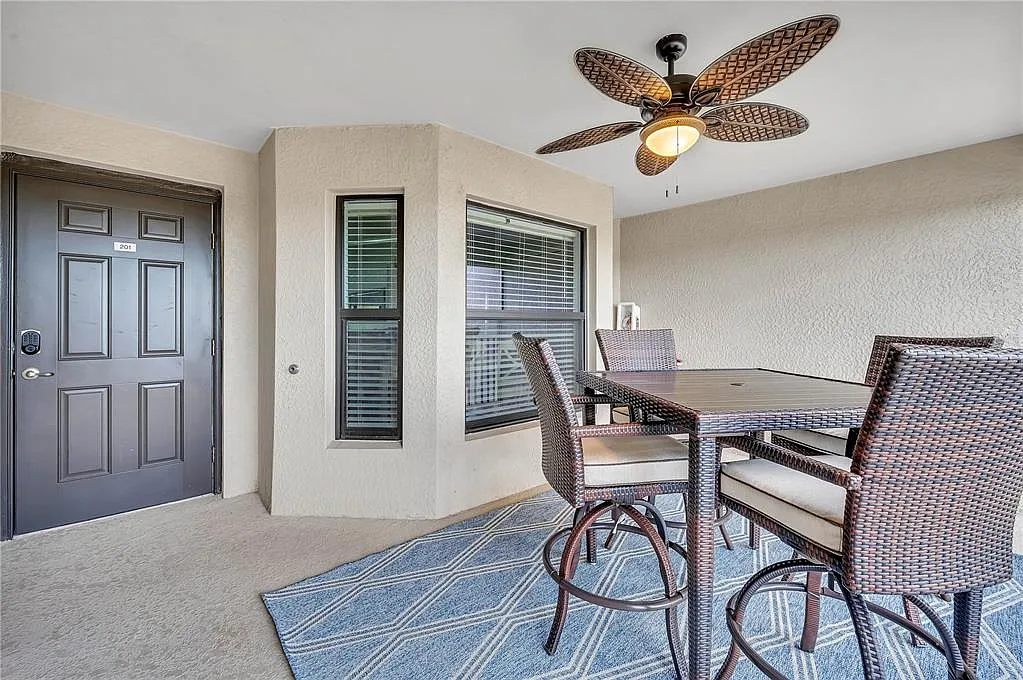 2 bed, 2.0 bath, 1569 sqft, $2,200 — Photo 2