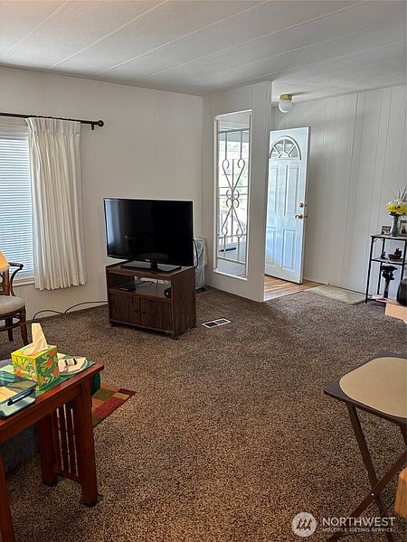 4th image of 1200 Lincoln Street #424
