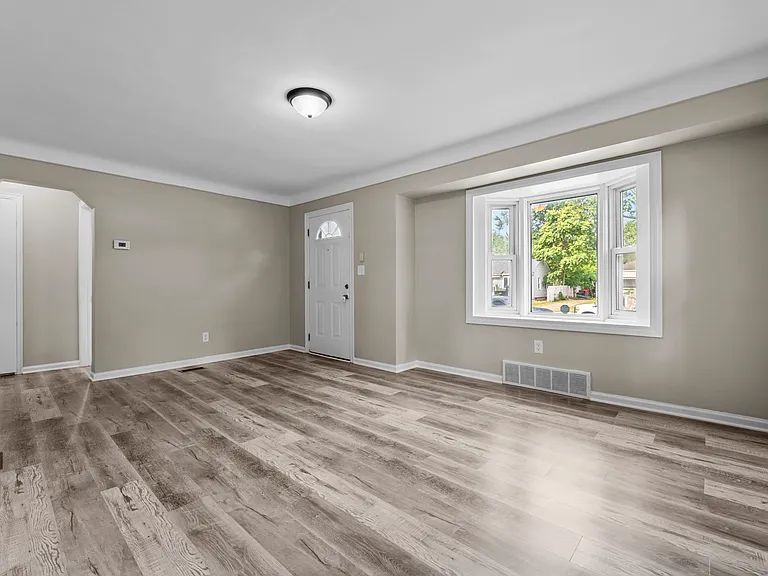 28526 Brentwood St — Photo 3