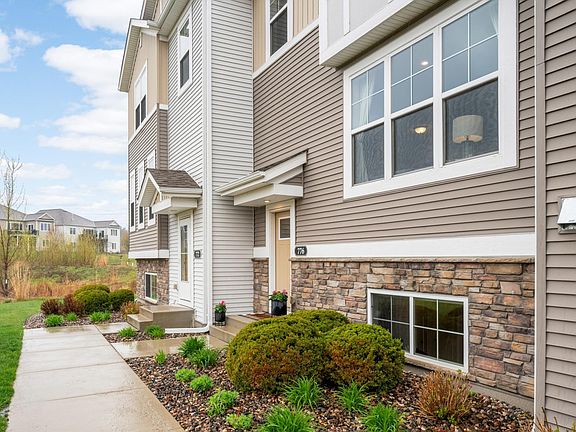 3rd image of 776 Roselyn Dr