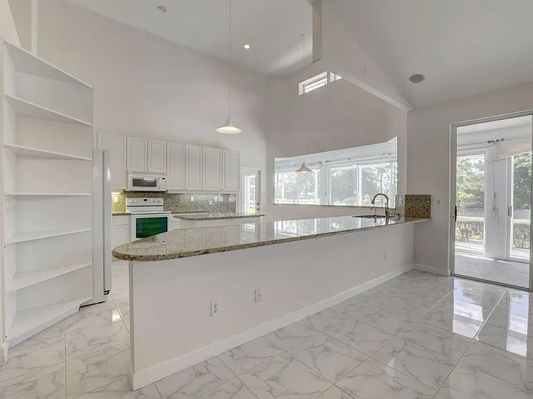 8028 Plantation Lakes Dr — Photo 14
