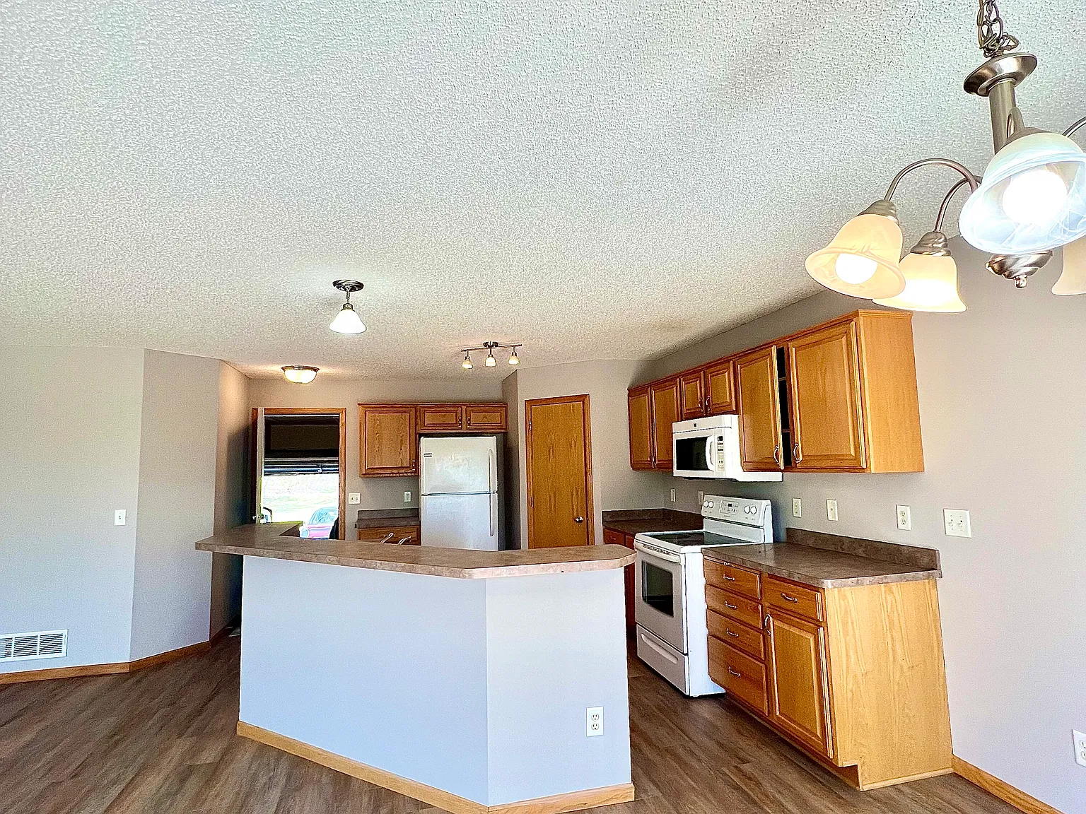 4 bed, 2800 sqft, $2,395 — Photo 3