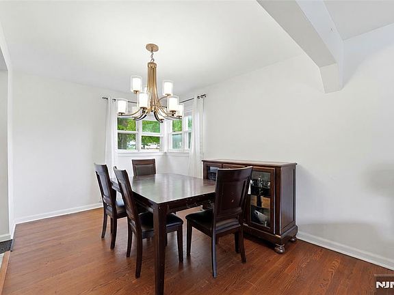 5th image of 461 Crestwood Ave