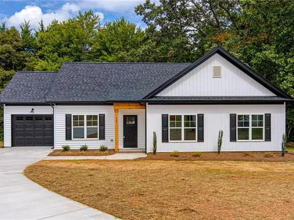 344 W Lee Ave, Yadkinville, NC 27055