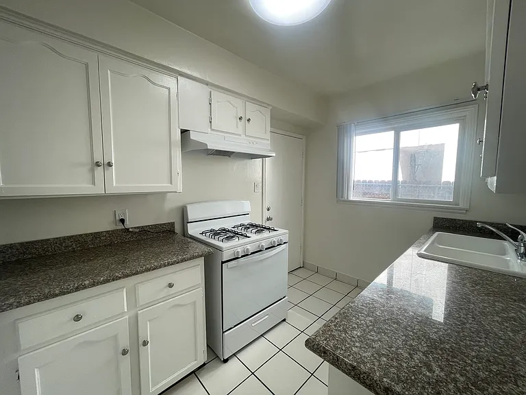 618 E 97th St — Photo 3