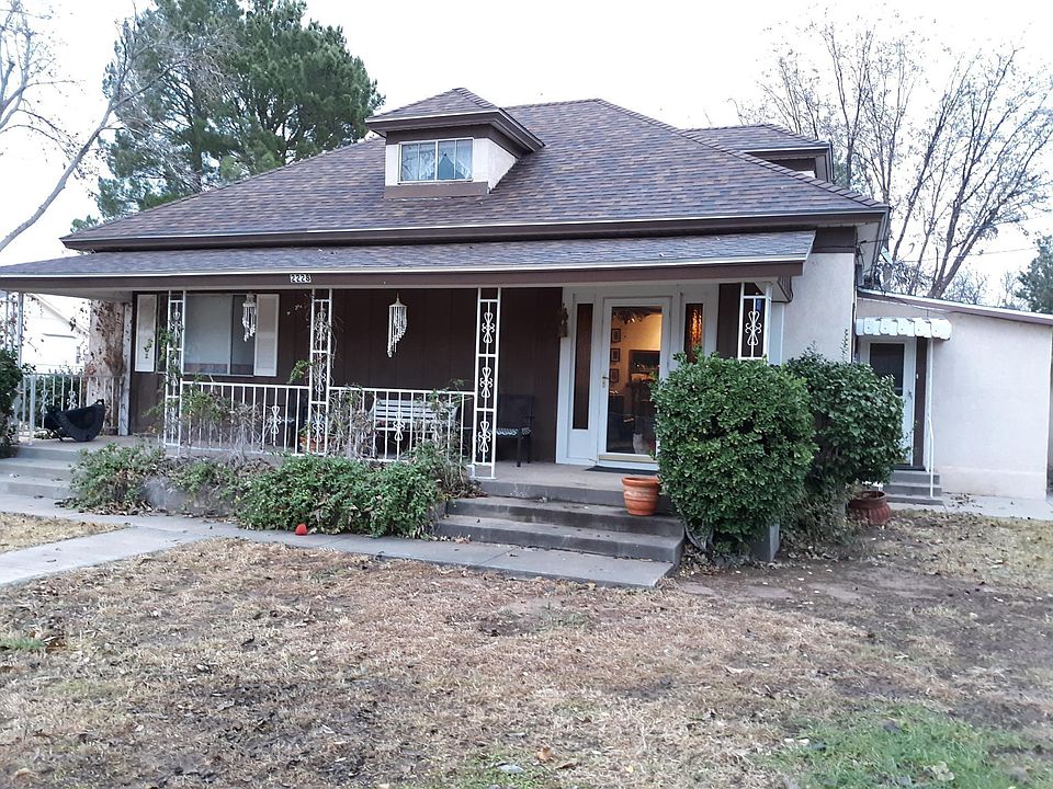 Front of house and side entrance off of driveway. Tenants will have 4 parking spaces in the driveway and lots of additional parking next to fence around the acre lot.