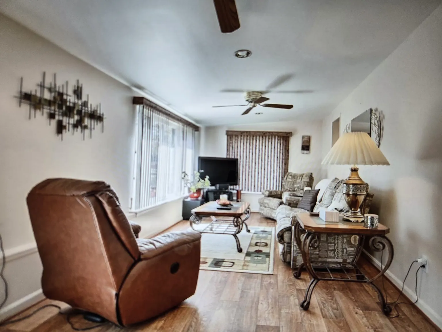 5 bed, 1800 sqft, $2,850 — Photo 2