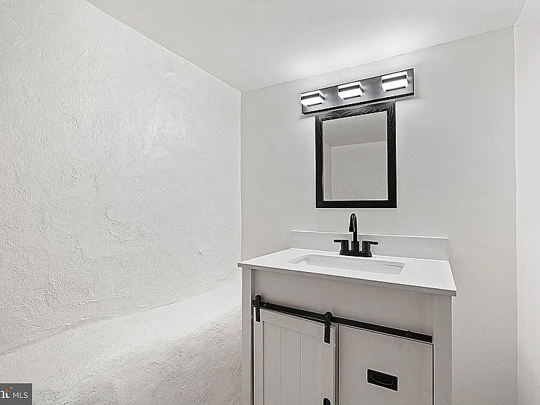 219 E Phil Ellena St — Photo 14