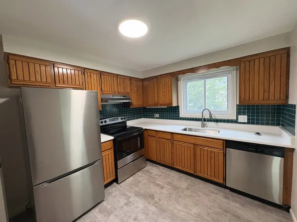 291 Pembroke St APT 5, Suncook, NH 03275